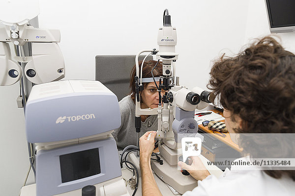 Reportage in der Klinik New Vision in Nizza  Frankreich. Diese Klinik ist eines der wichtigsten Zentren für refraktive Chirurgie in Frankreich und verfügt über modernste Technologie für alle Augenlaseroperationen. Die Diagnose vor der Operation wird von einem Optometristen durchgeführt  der auf die Messung des Sehsystems (Refraktion) spezialisiert ist. Analyse der Hornhaut mit einer Spaltlampe.