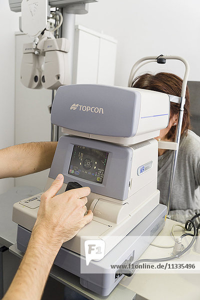 Reportage in der Klinik New Vision in Nizza  Frankreich. Diese Klinik ist eines der wichtigsten Zentren für refraktive Chirurgie in Frankreich und verfügt über modernste Technologie für alle Augenlaseroperationen. Die Diagnose vor der Operation wird von einem Optometristen durchgeführt  der auf die Vermessung des Sehsystems (Refraktion) spezialisiert ist. Autorefraktometrie (automatische Berechnung der Sehschwäche).