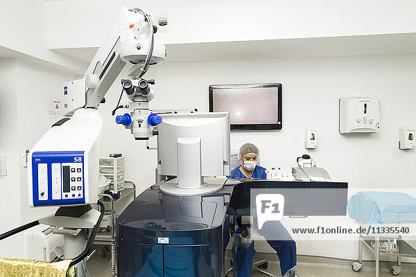Reportage in der Klinik New Vision in Nizza  Frankreich. Diese Klinik ist eines der wichtigsten Zentren für refraktive Chirurgie in Frankreich und verfügt über modernste Technologie für alle Augenlaseroperationen. Arzt.