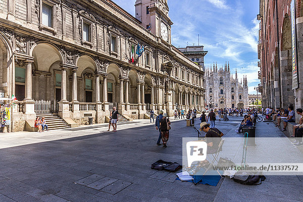 Italien  Lombardei  Mailand  Via dei Mercanti  im Hintergrund der Duomo