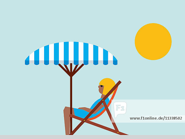 Entspannte Frau in einem Liegestuhl unter einem Strandschirm