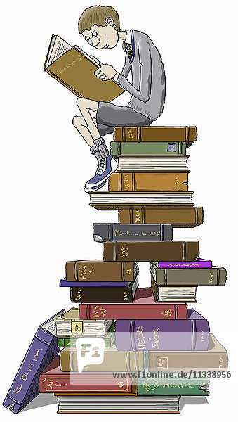 Schüler sitzt auf hohem Bücherstapel und liest