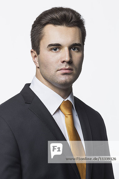 Porträt eines selbstbewussten Geschäftsmannes vor weißem Hintergrund