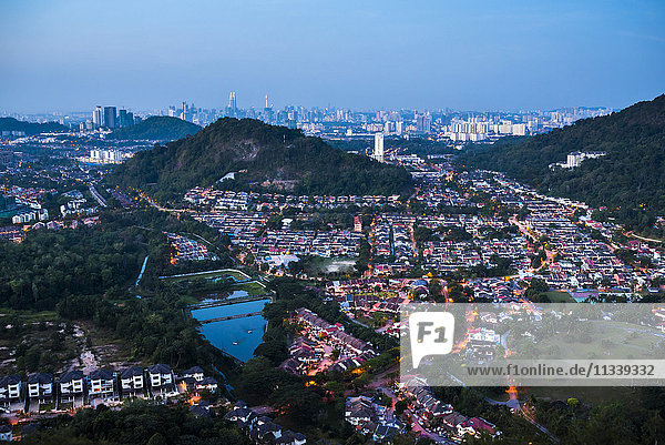 Skyline von Kuala Lumpur bei Nacht vom Berg Bukit Tabur aus gesehen  Malaysia  Südostasien  Asien