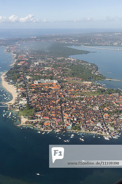 Luftaufnahme der Insel Bali aus einem Verkehrsflugzeug  Flores Meer  Indonesien  Südostasien  Asien
