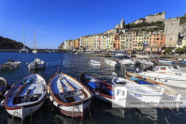 Portovenere (Porto Venere)  UNESCO World Heritage Site  colourful harbourfront houses  boats and castle  Ligurian Riviera  Liguria  Italy  Europe