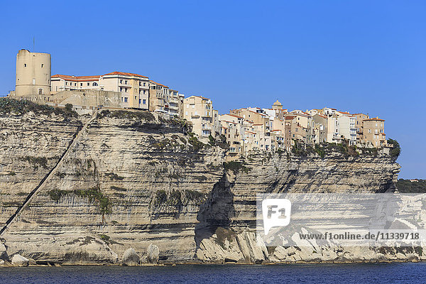 Alte Zitadelle  mit Aragon-Treppe  auf den Klippen  vom Meer aus  Bonifacio  Korsika  Frankreich  Mittelmeer  Europa