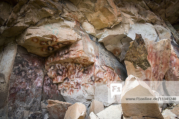 Cueva de las Manos (Höhle der Hände)  UNESCO-Welterbestätte  eine Höhle oder eine Reihe von Höhlen in der Provinz Santa Cruz  163 km südlich der Stadt Perito Moreno  Patagonien  Argentinien  Südamerika