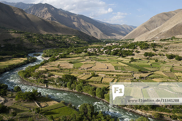 Das Grün der bewässerten Felder kontrastiert mit den trockenen Hügeln darüber  ein Zeugnis für den Einfallsreichtum der Bauern in dieser trockenen Landschaft  Afghanistan  Asien