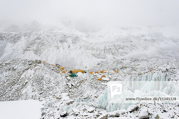 Das Everest-Basislager am Ende des Khumbu-Gletschers liegt auf 5350 m  Khumbu-Region  Nepal  Himalaya  Asien
