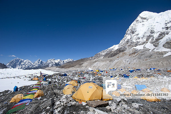 Everest Base Camp  eine temporäre Stadt auf 5500m auf dem Khumbu-Gletscher  Khumbu-Region  Nepal  Himalaya  Asien