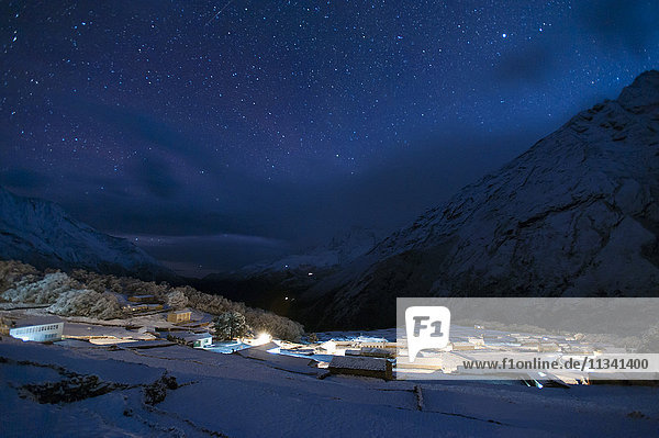 Das Sherpa-Dorf Phortse bei Nacht in der Khumbu-Region  Nepal  Himalaya  Asien