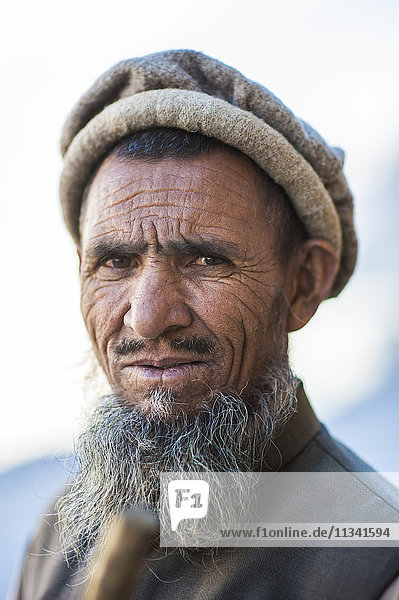 Ein Mann  fotografiert entlang des Karakoram Highway  Karakorum  Pakistan  Asien