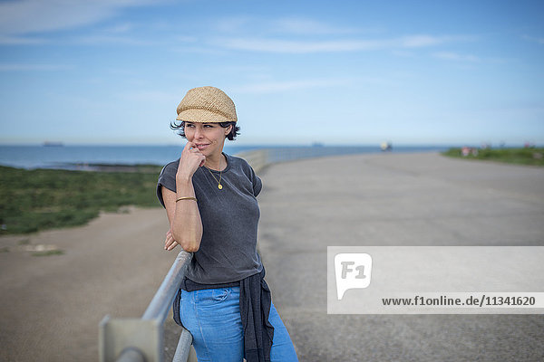 Eine Frau schaut von der Ufermauer in Westgate-on-Sea  Kent  England  Vereinigtes Königreich  Europa