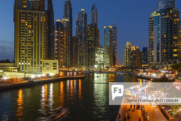 Dubai Marina bei Nacht  Dubai  Vereinigte Arabische Emirate  Naher Osten