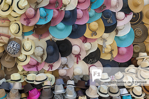 Traditionelle Panamahüte und Sombreros zum Verkauf auf einem Straßenmarkt in Cartagena  Kolumbien  Südamerika