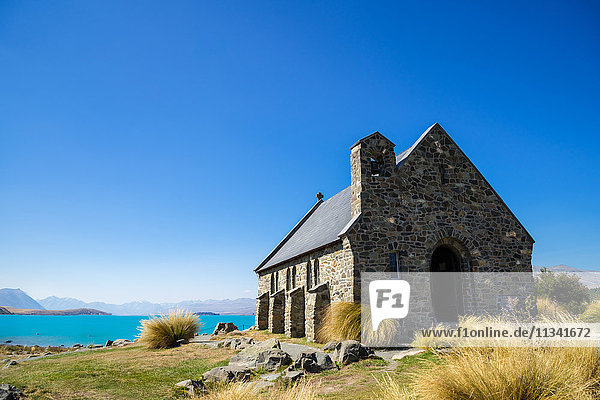 Kirche des Guten Hirten  eine alte Kirche mit Blick auf den türkisblauen Tekapo-See  Tekapo  Distrikt Mackenzie  Region Canterbury  Südinsel  Neuseeland  Pazifik