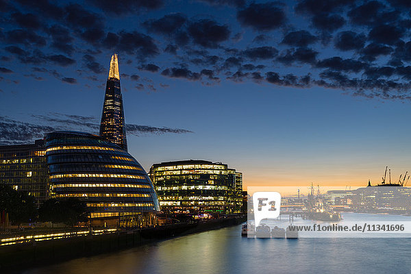 Abenddämmerung über London nach Sonnenuntergang entlang der Themse  mit dem Shard  London  England  Vereinigtes Königreich  Europa
