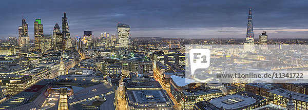 Stadtpanorama in der Abenddämmerung  London  England  Vereinigtes Königreich  Europa