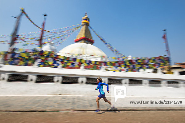 Marathon-Ultra-Läuferin Lizzy Hawker läuft um die Bouddha (Boudhanath) (Bodnath) Stupa in Kathmandu  Nepal  Asien
