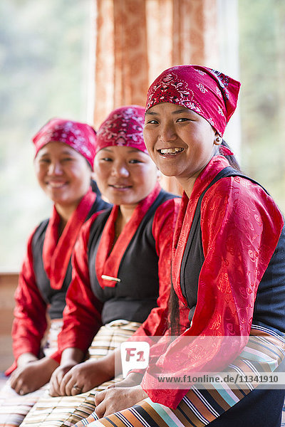 Nepalesische Frauen arbeiten in Teehäusern in der Everest-Region  Nepal  Asien