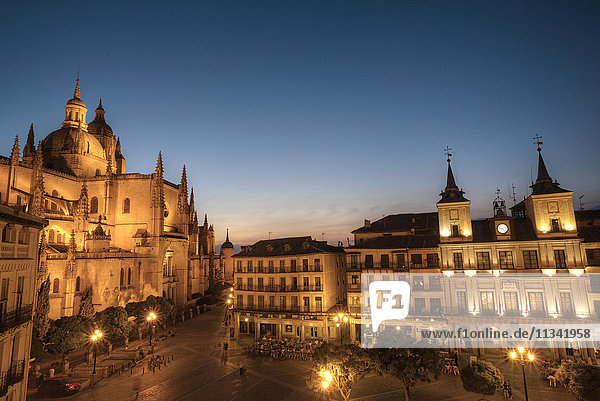 Plaza Mayor in the evening with the Cathedral on the left and Town Hall on the right)  Segovia  UNESCO World Heritage Site  Castile y Leon  Spain  Europe