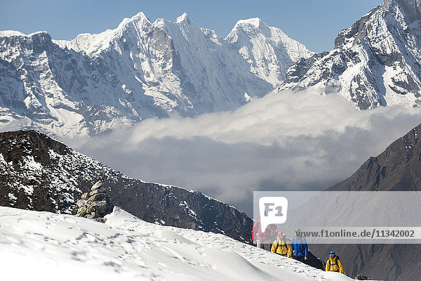 Ein Team von vier Bergsteigern kehrt nach der Besteigung der Ama Dablam im nepalesischen Himalaya ins Basislager zurück  Region Khumbu  Nepal  Asien