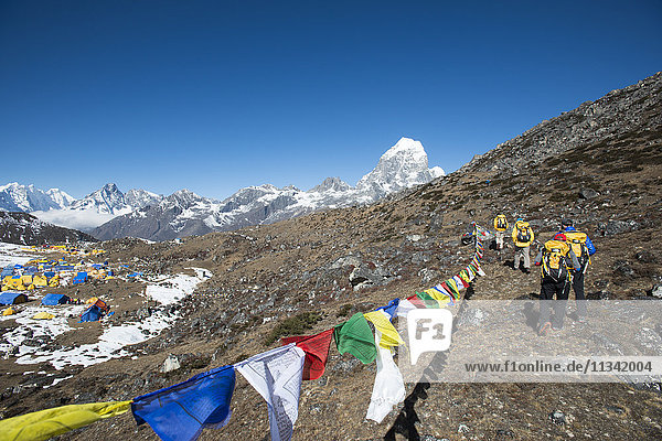 Ein Team von vier Bergsteigern kehrt nach der Besteigung der Ama Dablam im nepalesischen Himalaya ins Basislager zurück  Region Khumbu  Nepal  Asien