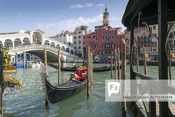 Rialto Bridge  Venice  UNESCO World Heritage Site  Veneto  Italy  Europe