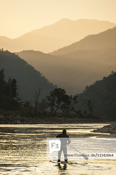 Stand Up Paddleboarding auf dem Karnali-Fluss  Nepal  Asien