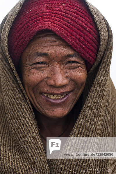 Wolldecken werden in Nepal  Asien  wie Mäntel verwendet  um sich warm zu halten