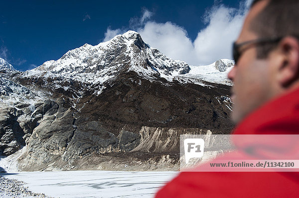 Blick auf den Gipfel des Manaslu Süd  Himalaya  Nepal  Asien