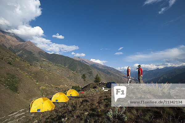 Zelten im Juphal-Tal in Dolpa  einer abgelegenen Region  Nepal  Asien