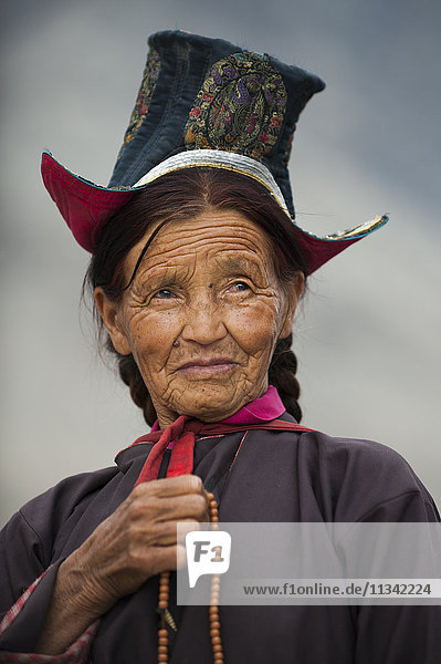 Buddhistische Frau auf dem Weg zu einem Fest im Diskit-Kloster aus dem 14. Jahrhundert  Ladakh  Indien  Asien