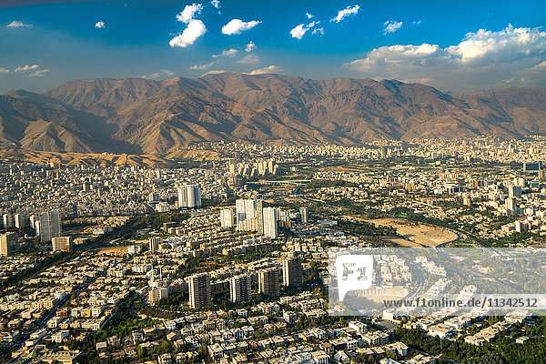 Luftaufnahme von Teheran mit Blick nach Norden auf das Alborz-Gebirge  Teheran  Iran  Naher Osten