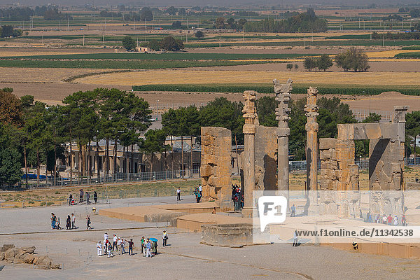 Überblick über das Tor der Nationen und Touristengruppen  die zu ihren Touren aufbrechen  Persepolis  UNESCO-Weltkulturerbe  Iran  Naher Osten
