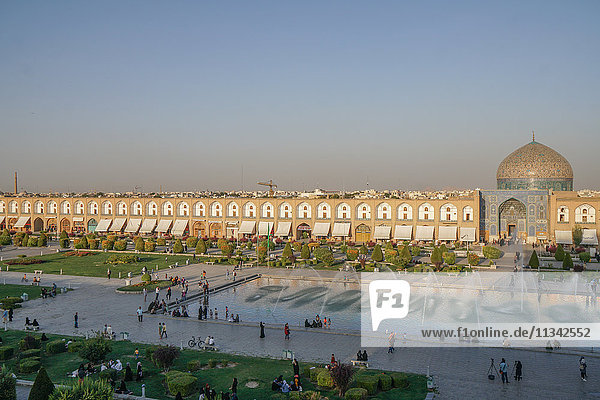 Blick über den Naqsh-e (Imam) Platz  UNESCO Weltkulturerbe  vom Ali Qapu Palast gegenüber der Sheikh Lotfollah Moschee  Isfahan  Iran  Naher Osten
