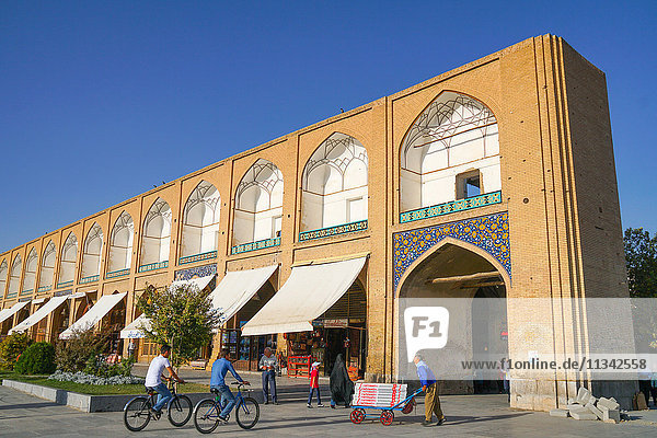 Später Nachmittag in den Geschäften am Naqsh-e Jahan (Imam) Platz  Isfahan  Iran  Naher Osten