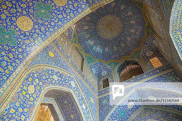 Decke des Eingangsportals in Isfahan blau  Imam-Moschee  UNESCO-Weltkulturerbe  Isfahan  Iran  Naher Osten