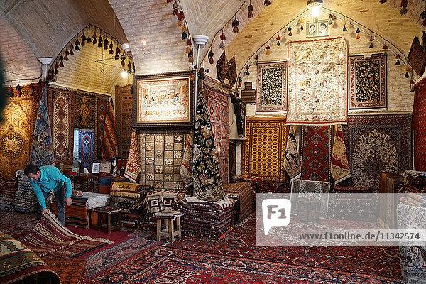 Teppichgeschäft  Großer Basar  Isfahan  Iran  Naher Osten