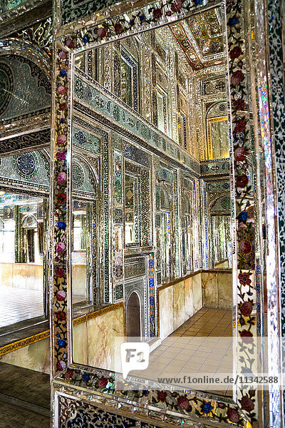 Spiegelungen im verspiegelten Empfangssaal  Khan-e Zinat al-Molk  Privatquartier der Familie Qavam al-Molk  Shiraz  Iran  Naher Osten