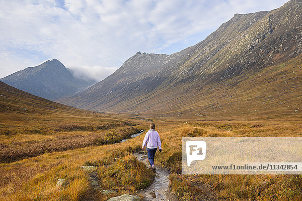 Frau beim Wandern in Glen Sannox  Isle of Arran  North Ayrshire  Schottland  Vereinigtes Königreich  Europa
