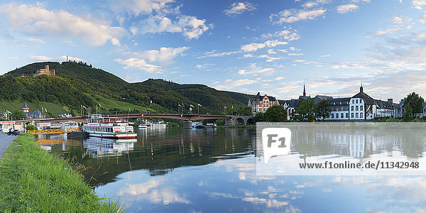 View of River Moselle and Bernkastel-Kues  Rhineland-Palatinate  Germany  Europe