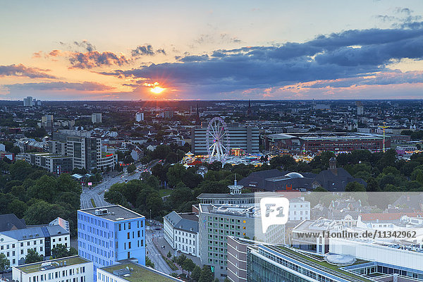 Blick auf St. Pauli bei Sonnenuntergang  Hamburg  Deutschland  Europa