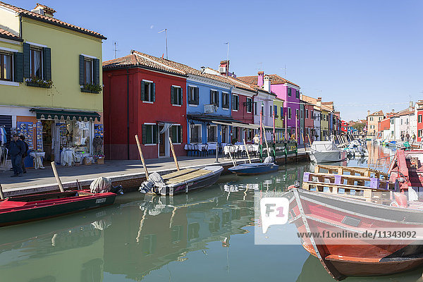 Kanal und bunte Fassaden  Burano  Venetien  Italien  Europa