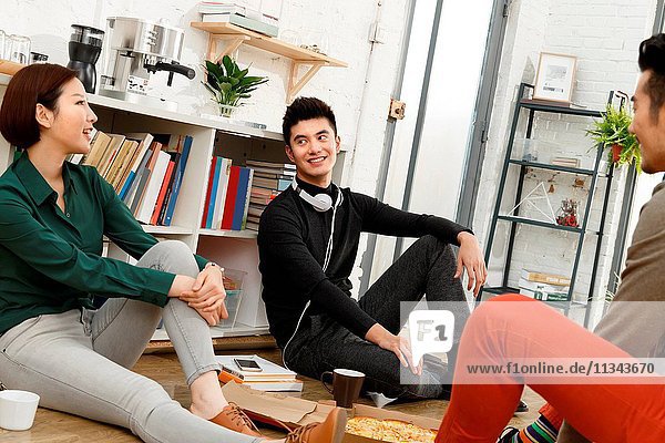Business men and women eat pizza in the Office