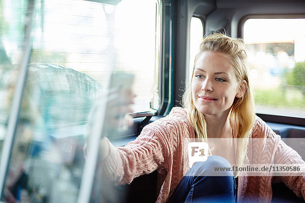 Junge Frau im Auto macht ein Selfie