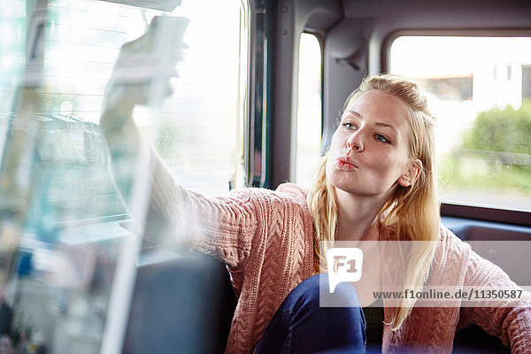 Junge Frau im Auto macht ein Selfie