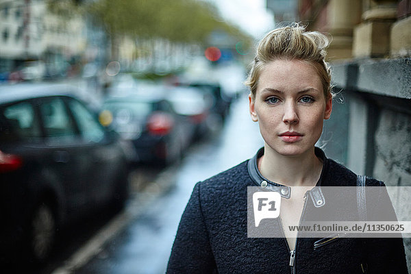 Portrait einer jungen Frau im Freien