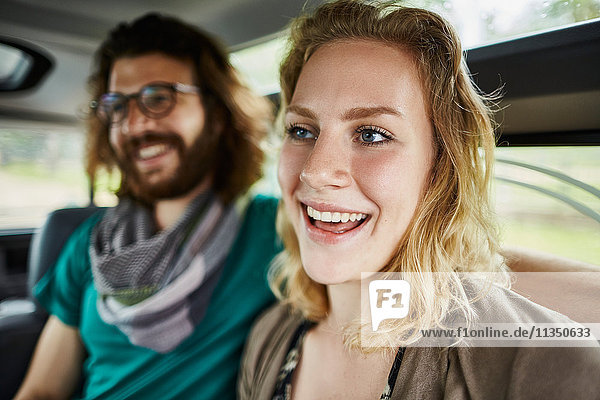 Fröhliches Paar im Auto